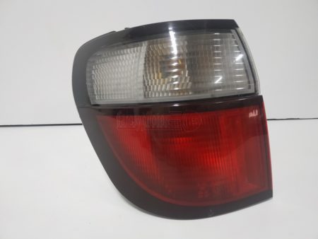 Piloto trasero izquierdo Mazda 626 Vagon Familiar año 1997 a 2002 - Imagen 3