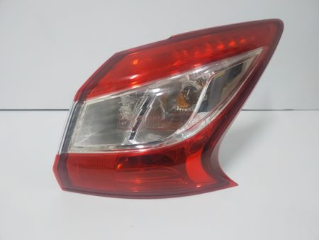 Piloto trasero derecho Nissan Pulsar año 2013 a 2019