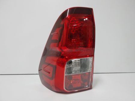 Piloto trasero izquierdo Toyota Hilux año 2015 a 2023 - Imagen 3
