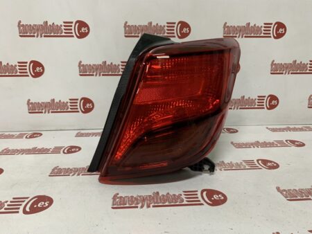 Piloto trasero derecho Toyota Yaris Año 2014 a 2018 Bombilla (Producto Reciclado)